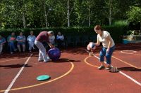 Zajęcia sportowe na boisku w Ogrodzie Terapeutycznym.